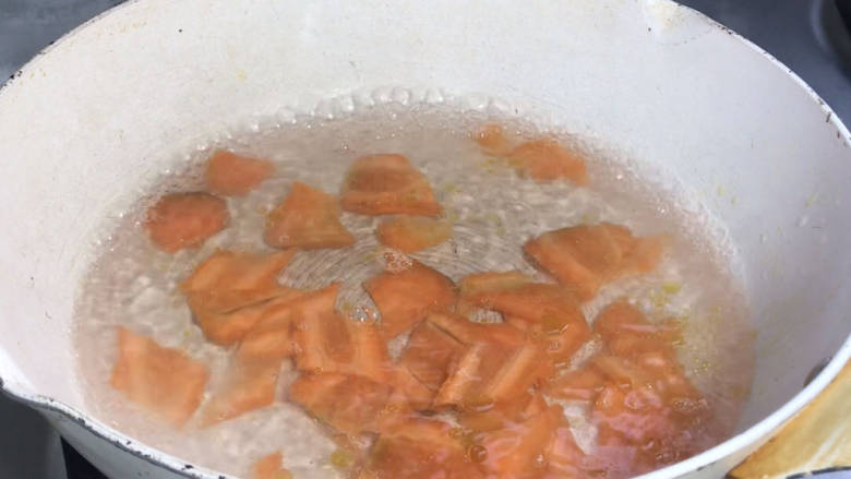 芹菜炒瘦肉,起锅烧开水,加盐和油,放入胡萝卜煮沸