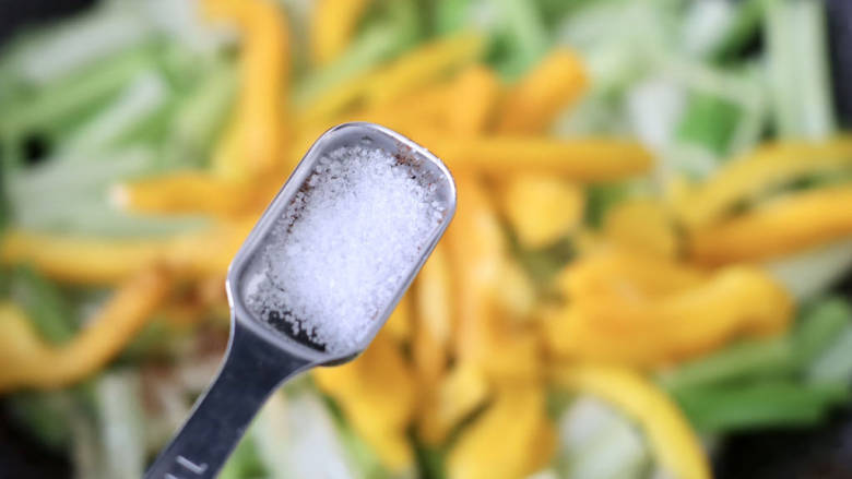 芹菜黄椒龙虾尾小炒,加入适量的盐。