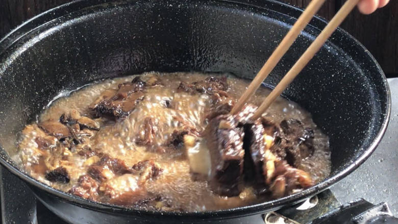照烧排骨,1小时后,用筷子轻轻插透牛肉即可
