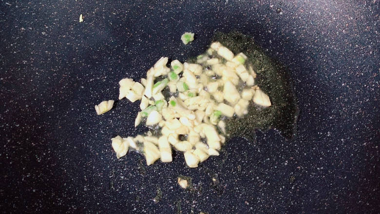 茭白炒鸡蛋,锅中倒入少许油,放入蒜末爆香。