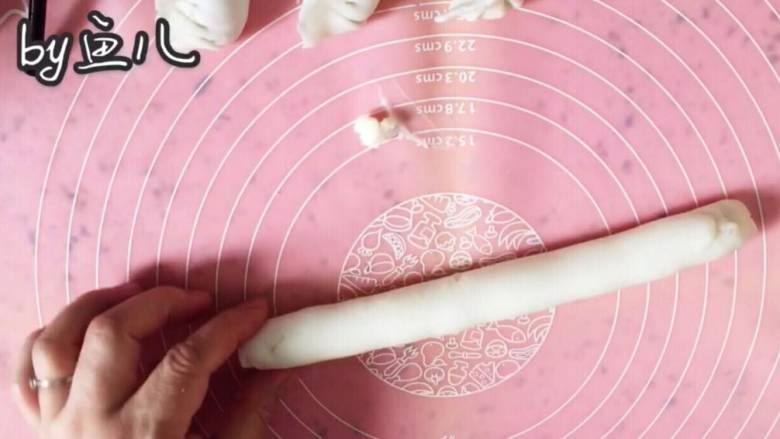 水晶饺子,将面团搓长条,用少许猪油防止粘手、粘面垫