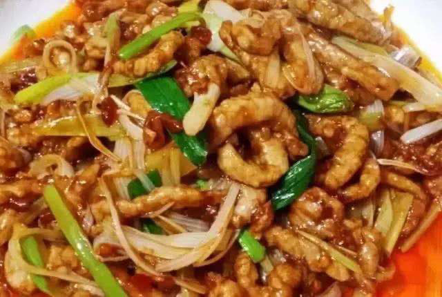 京葱炒肉丝,这时可以把刚刚的肉丝倒进来一块炒,肉丝跟葱炒均匀。放入合适的盐。还可以加入一勺<a style='color:red;display:inline-block;' href='/shicai/ 705'>豆瓣酱</a>。