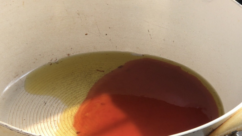 樱桃虾仁,小心点倒出热油,锅留底油,倒入调好的酸甜酱汁,炒至沸腾