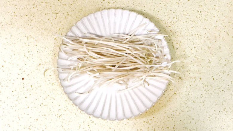 韭菜豆芽炒粉丝,<a style='color:red;display:inline-block;' href='/shicai/ 120'>豆芽</a>洗净,掐去两头