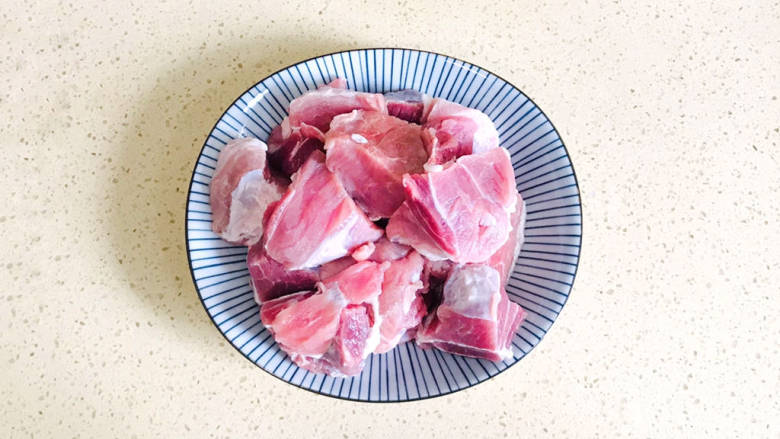 红酒炖羊肉,<a style='color:red;display:inline-block;' href='/shicai/ 329'>羊肉</a>切成大块,加水浸泡,去除血水后,控干水分