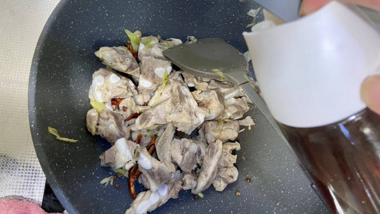 排骨土豆炖豆角,淋一汤匙<a style='color:red;display:inline-block;' href='/shicai/ 718'>料酒</a>,翻炒去腥