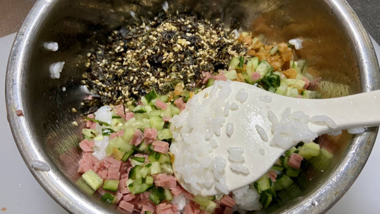 海苔拌饭,加入黄瓜碎,火腿肠碎,榨菜碎,芝麻海苔碎