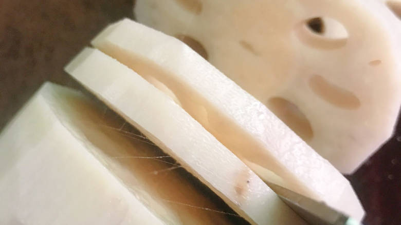 #闹元宵#不加一滴油的烤箱版炸藕盒,捞出切成连刀片,单片约5mm