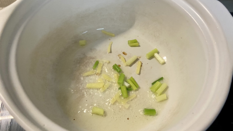 萝卜蛤蜊汤➕白萝卜蛤蜊汤,取一汤锅,加热后加少许食用油,下葱白姜丝中小火煸香