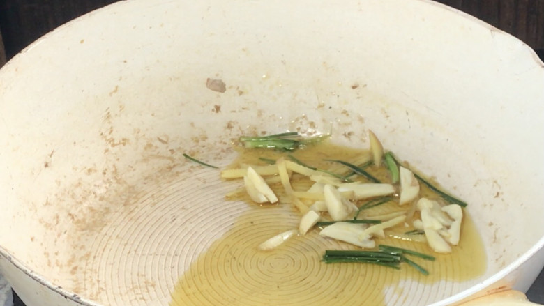 芹菜木耳炒肉丝,倒出锅中热水,放入少许油,放入葱姜蒜炒香