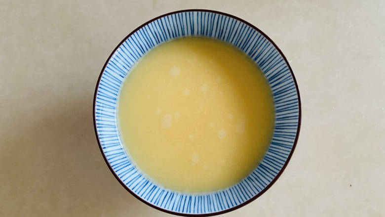 南瓜蒸蛋,鸡蛋打入碗中,搅打均匀成蛋液。加入1.5倍的温水,过筛两遍,这样蒸出来的蛋羹会更细腻!