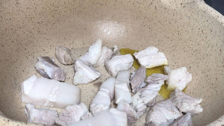五花肉焖莲藕,再起锅热油,放入猪肉,煸炒至表面金黄
