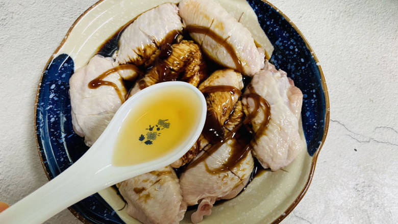 蒜香焖翅,一勺料酒,适量的<a style='color:red;display:inline-block;' href='/shicai/ 3729'>白糖</a>、鸡精、姜丝