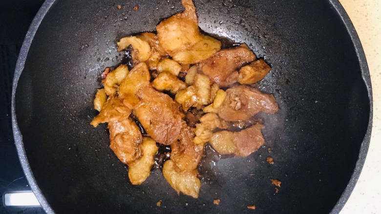 红烧猪肥肉,炖煮至水份收干,猪肉煮熟即可