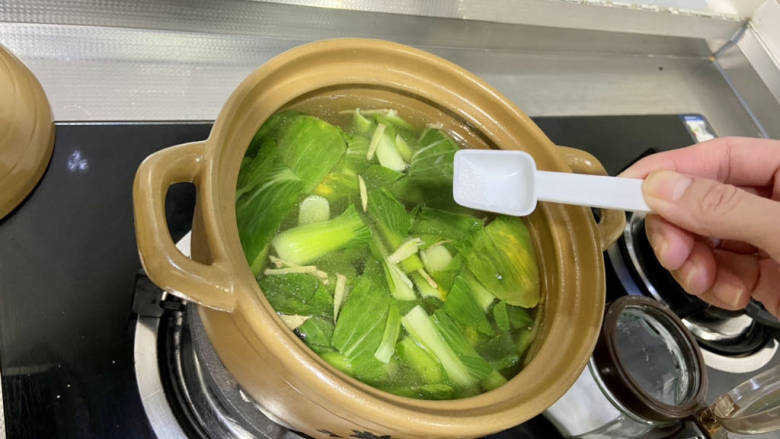 青菜猪肝汤,尝下咸淡,根据自己口味添加少许盐拌匀