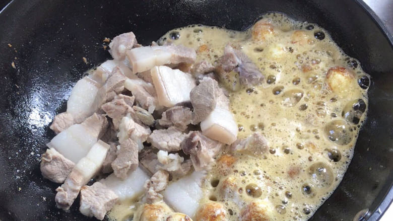 脆皮蛋烧肉,放入猪肉,煎至表面金黄,出油