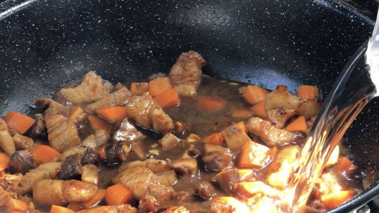 五花肉焖饭,焖饭这汤水不够,就加适量清水煮沸