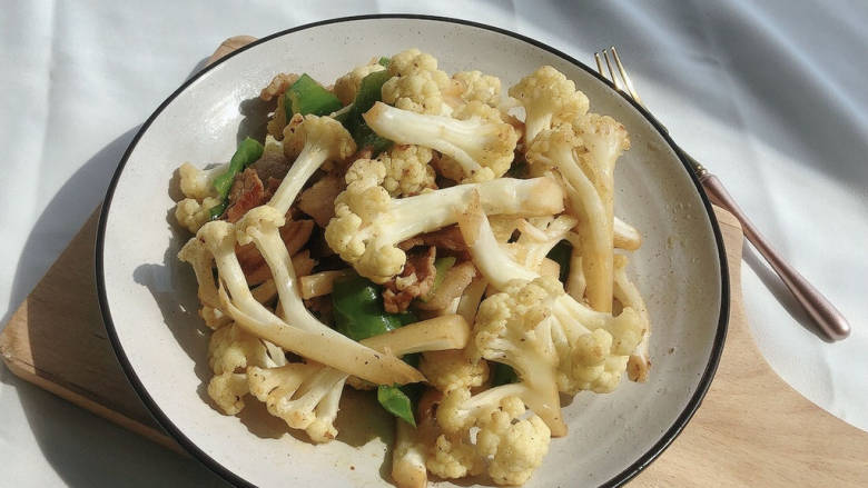 青椒炒花菜,关火出锅,装盘