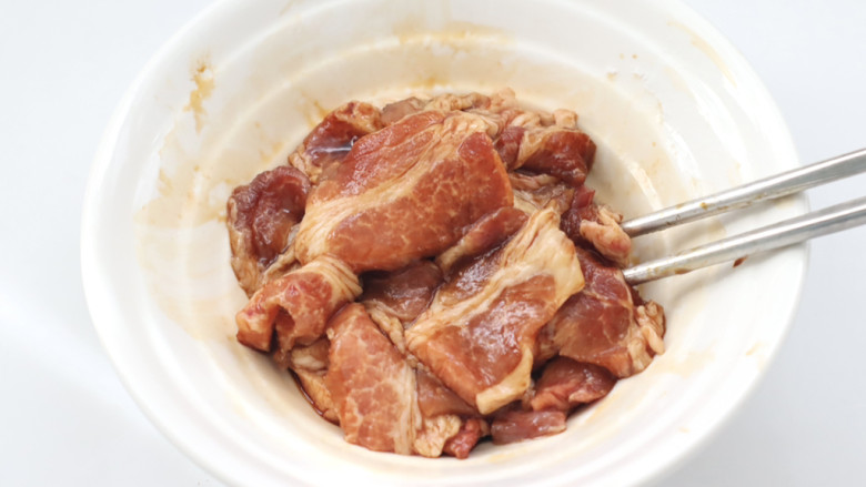 五花肉炒黄瓜,混合搅拌均匀后,腌制20分钟。