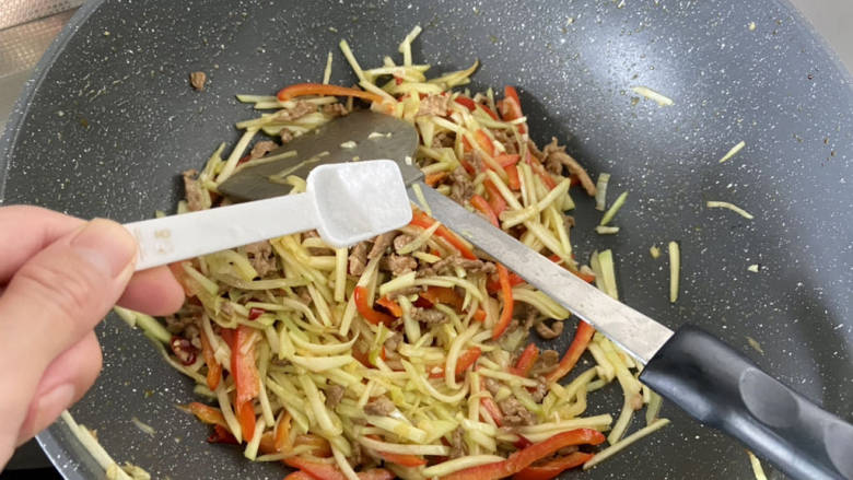 嫩南瓜炒肉丝,尝下咸淡,如果觉得淡,可以根据自己的口味,补充少许食盐,中火翻炒均匀即可出锅