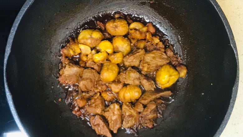 猪肉烧板栗,继续慢火炖煮至汤汁浓稠,就可以关火了