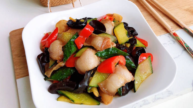 五花肉炒黄瓜,好吃又下饭,来一份吧。