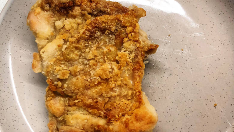 日式鸡排咖喱饭🍛,两面煎至金黄后,捞出放凉。我们要把它切成粗条状。