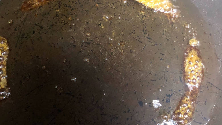 红烧猪肉炒香干,冰糖化了,冰糖炒至变色
