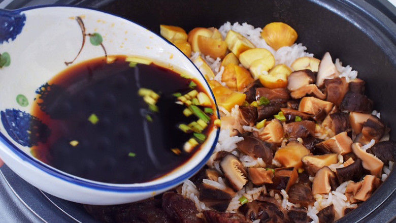 香菇板栗焖饭,等电饭煲跳到保温模式,将调味汁淋入锅中,拌匀,再盖上盖子焖5分钟就可以了