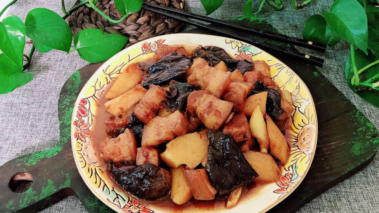 茭白茄子焖肉,汤汁拌饭好吃极了!