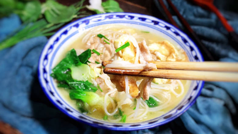 青菜鸡蛋肉丝汤面,出锅装入面碗中,上桌即可食用