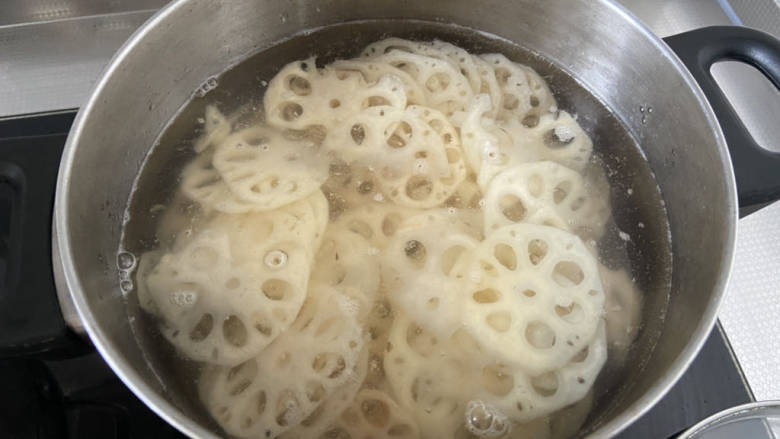 炝炒藕片,坐锅烧水,水开下藕片,中火煮开焯水半分钟,捞出过凉水备用