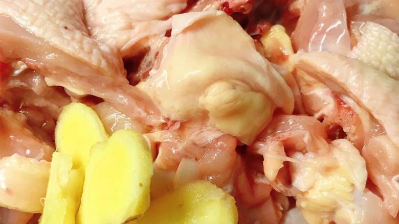 #闹元宵#胡萝卜滑鸡饭（电饭锅版）,放入姜片