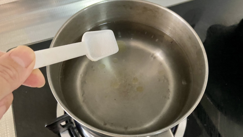 培根炒秋葵➕培根木耳炒秋葵,坐锅烧水,水开加入半茶匙食盐,少许食用油