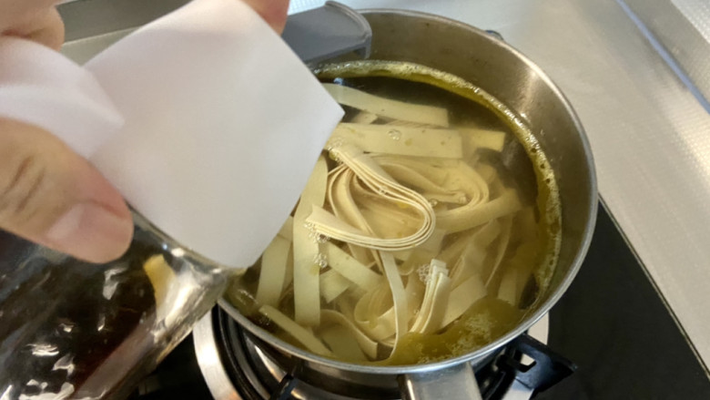 千张肉丝,坐锅烧水,水开下千张,加少许料酒,煮两分钟,捞出备用