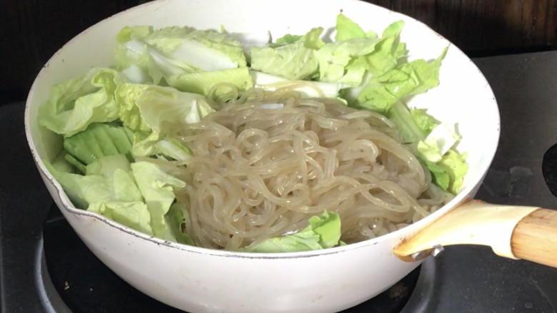 五花肉炖白菜,20分钟后,放入白菜和粉条