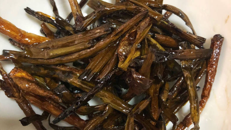 葱油拌面,油沥干,放入碗中备用