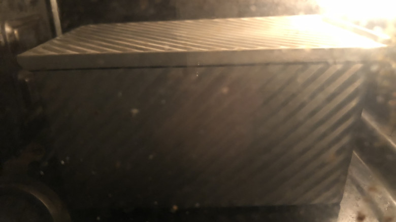 一发奶香手撕吐司,烤箱预热180度,烤约40分钟,出炉后脱模侧放冷却。