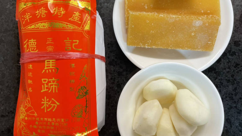 炒糖色马蹄糕,准备材料,马蹄削皮备用