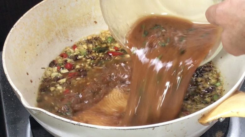 香辣臭干子,加入调好的料汁,拌匀至沸腾