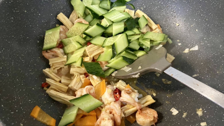 腐竹炒虾仁,转中大火,加入黄瓜片快速翻炒均匀