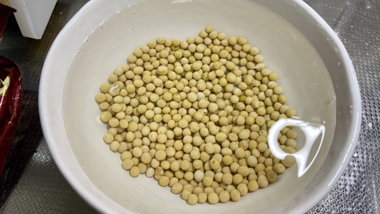红糖豆腐脑,黄豆清洗干净,清水浸泡6小时