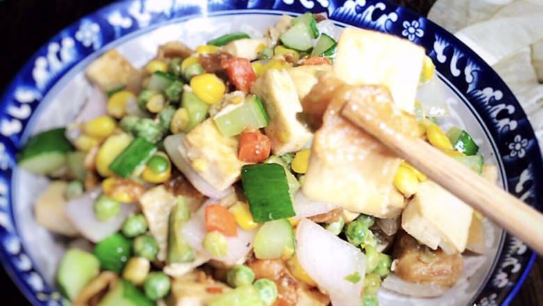杂炒蔬菜,出锅装盘,即可食用