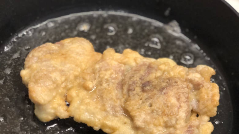 日式南蛮鸡,炸至这样两面金黄即可。大概每面5-6分钟。