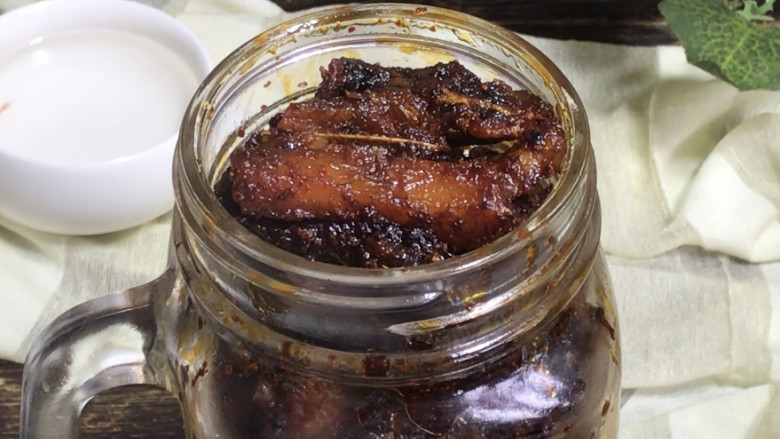 香料鱼干,多余的装入密封罐里保存,随吃随取很方便哦!