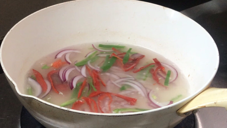 椒麻手撕鸡,就着煮鸡肉的开水,放入青红辣椒丝和洋葱丝,煮至变色