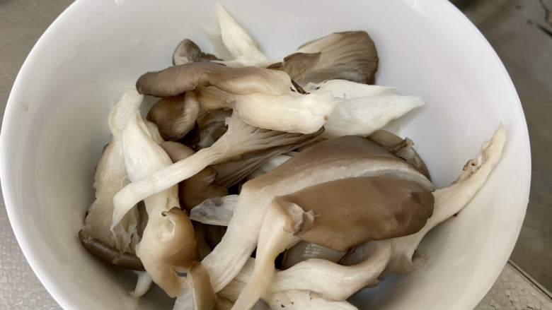 虾仁豆腐煲,平菇撕小朵,清洗干净,按压挤去水分