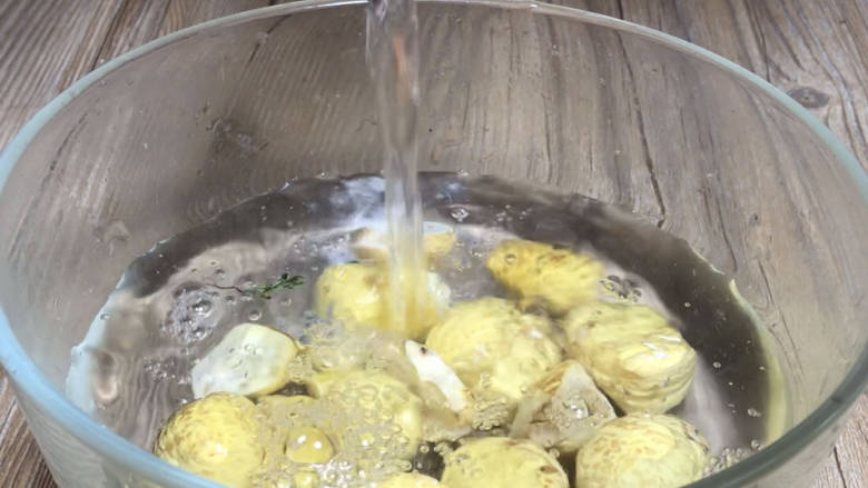 板栗萝卜骨头汤,板栗洗净,沥水备用