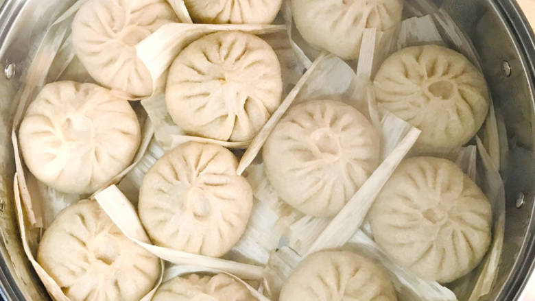 杂粮包子,锅中加水,大火烧开,开锅后继续煮二十分钟,关火后停滞三分钟,就可以起锅了