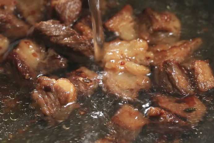 牛肉炖芋头,汤没过牛肉,不用太多,这时候,我一般把所有材料倒入电压力锅炖煮,因为这样肉会比较烂。适当加一些盐。